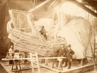 Konstruktion des Skeletts und der Gipsoberfläche für den linken Arm und die Hand der Freiheitsstatue, ca. 1880